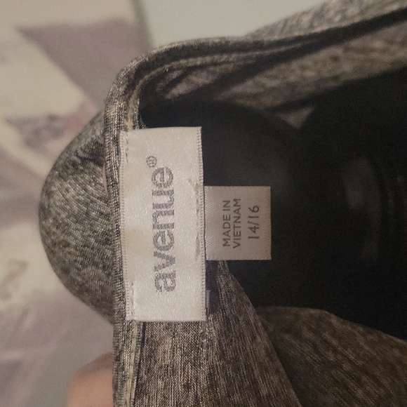 Avenue ~ Very soft top with decoration on chest area ~ very comfortable top - Picture 5 of 7